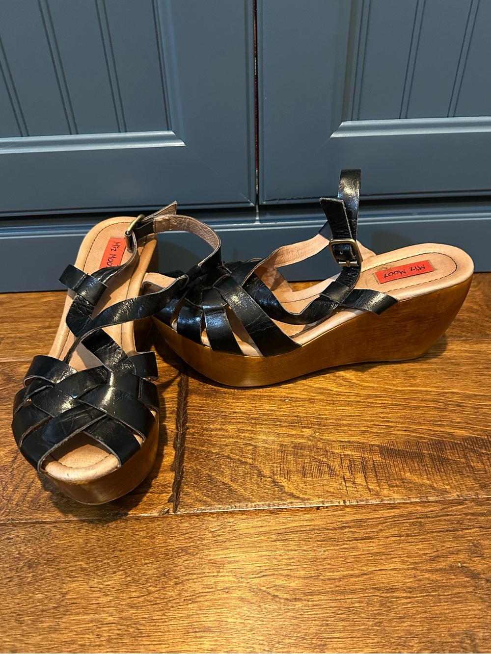 MIZ MOOZ BLACK LEATHER PLATFORM SANDALS 8